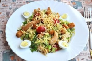 Salada Caesar César com couve chinesa